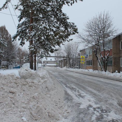 После большого снегопада коммунальная служба работала в интенсивном режиме. На фото - широко расчищенная дорога на улице Селекционная.
