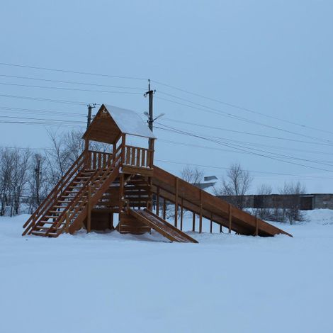 В отдаленной части поселка детворе в эти зимние дни есть где проводить свободное время.